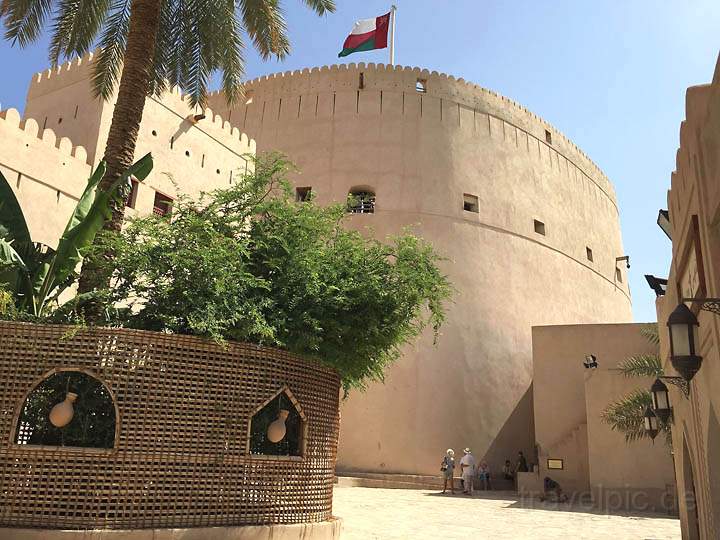 asien_om_015.jpg - Der historische runde Turm der Festung von Nizwa im Oman