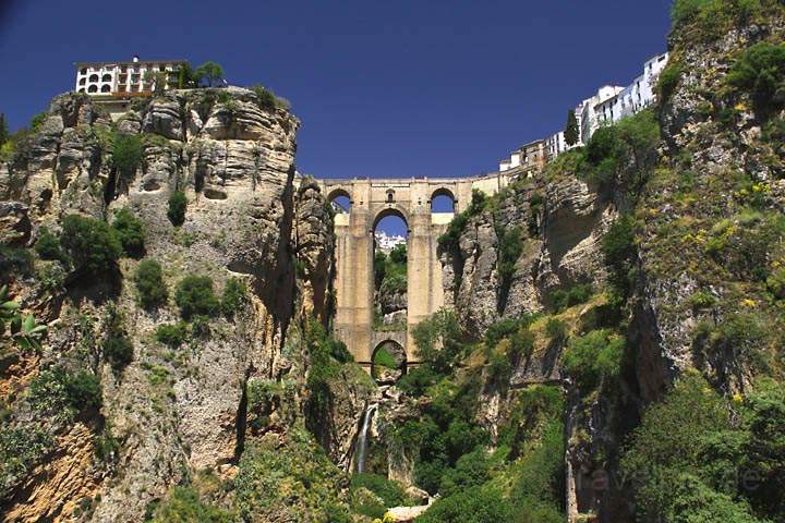 eu_es_ronda_008.jpg - Aussicht auf die Felsstadt Ronda mit der bekannten Brcke ber die Schlucht Tejo