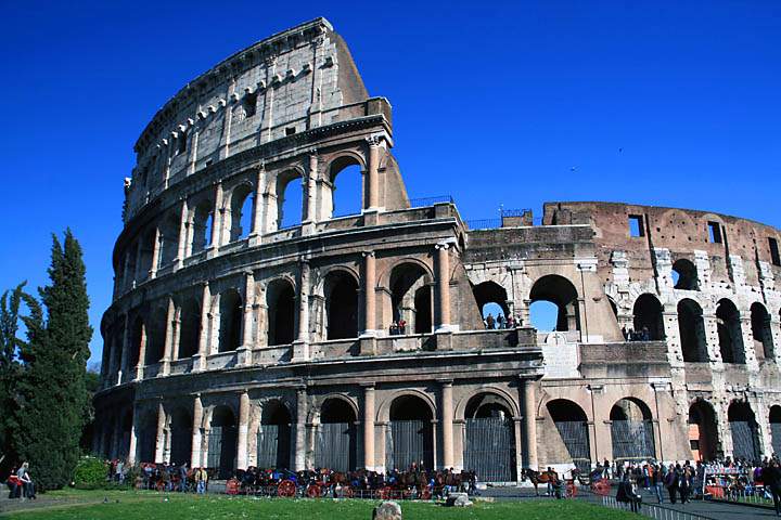 eu_it_rom_003.jpg - Das große antike Colosseum in Rom
