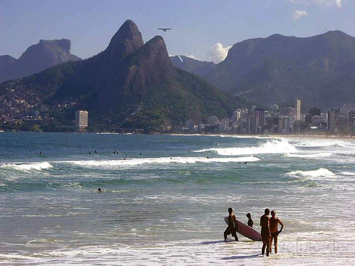 sa_br_rio_047.JPG - Surfer am Strand von Ipanema in Rio de Janeiro, Brasilien